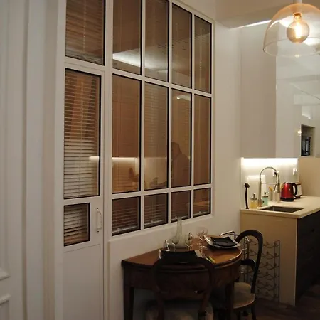 On Montmartre Street