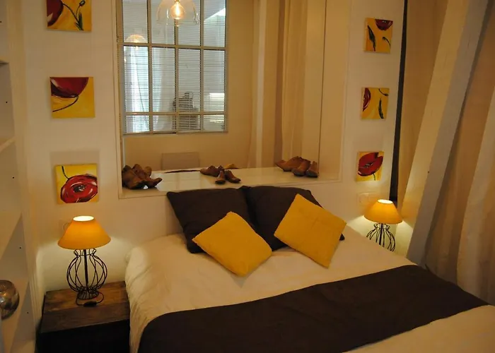 Apartment On Montmartre Street