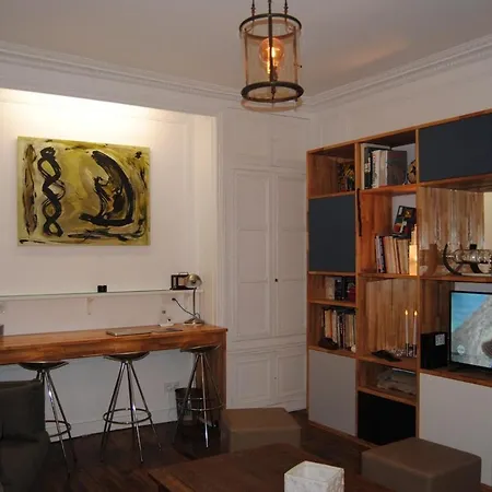 On Montmartre Street Appartement Parijs